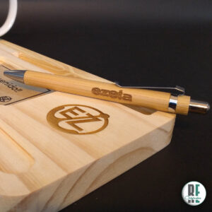 Bolígrafo con cuerpo de bamboo